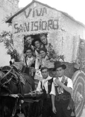Miguel García Díaz, miembro de la Peña, asomándose por la puerta del Carro, primer premio en 1951. Fue la primera carroza que utilizó pequeños cucuruchos de papel de seda.